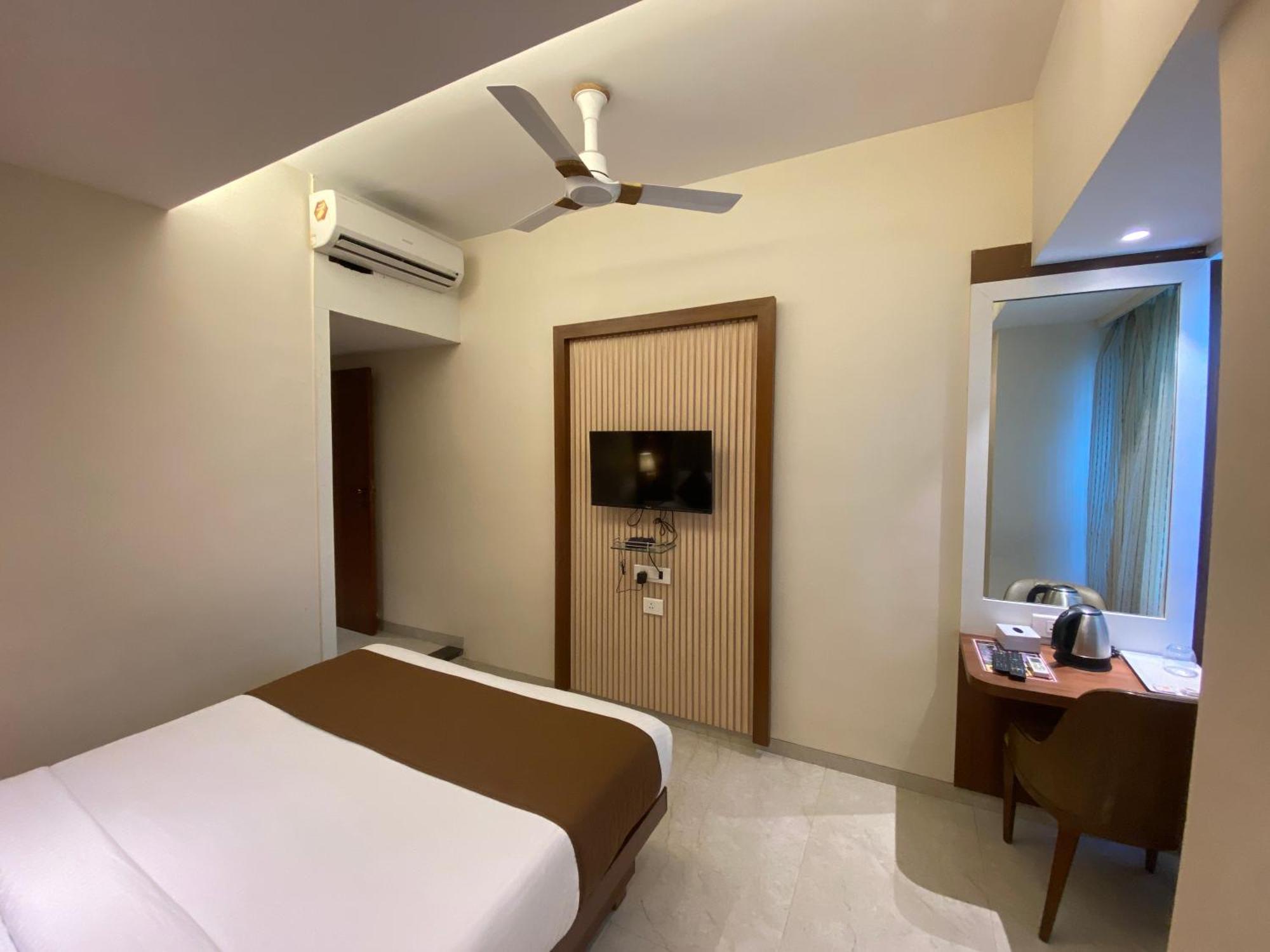 Hotel Czar Inn - Vashi Navi Mumbai Bagian luar foto